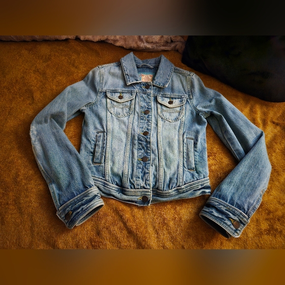 Abercrombie & Fitch Jackets & Blazers - A&F VINTAGE Y2K MEDIUM DENIM JACKET